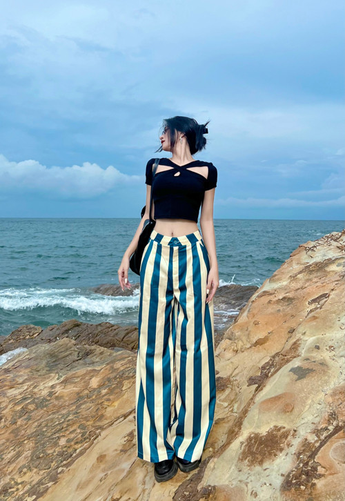 Để bộ đồ không quá giống đồ ngủ, bạn nên chọn những gam màu tối để kết hợp. Chẳng hạn như áo len xám khói, vest dệt kim, sơ mi đen,...