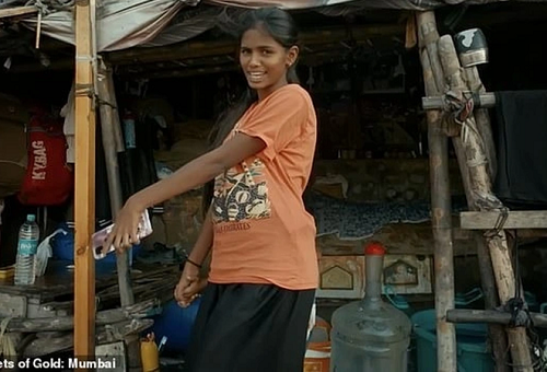 Cũng như bao số phận trong khu ổ chuột, Maleesha sống trong túp lều tạm bợ, chịu cảnh đói khổ. Trong ký ức cô bé, có thời điểm cả gia đình sống trong cảnh không có nước sạch, bữa đói bữa no. Có những lúc họ phải sống cảnh “màn trời chiếu đất” vì chính quyền thành phố phá dỡ những ngôi nhà tạm bợ.