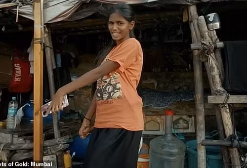 Cũng như bao số phận trong khu ổ chuột, Maleesha sống trong túp lều tạm bợ, chịu cảnh đói khổ. Trong ký ức cô bé, có thời điểm cả gia đình sống trong cảnh không có nước sạch, bữa đói bữa no. Có những lúc họ phải sống cảnh “màn trời chiếu đất” vì chính quyền thành phố phá dỡ những ngôi nhà tạm bợ.