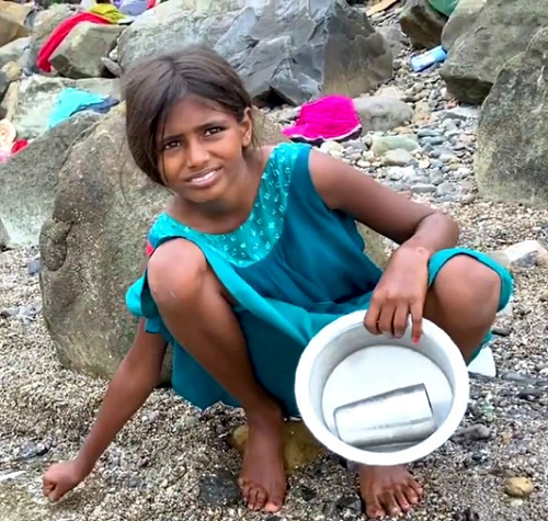 Cuộc đời Maleesha cứ lầm lũi trôi qua như vậy cho đến khi gặp gỡ Robert Hoffman. Lần đó, nam diễn viên Hollywood đang ở Mumbai để quay video ca nhạc thì bị thu hút bởi vẻ ngoài nổi bật của Maleesha. Cuộc gặp gỡ đã thay đổi hoàn toàn quỹ đạo cuộc đời cô bé.