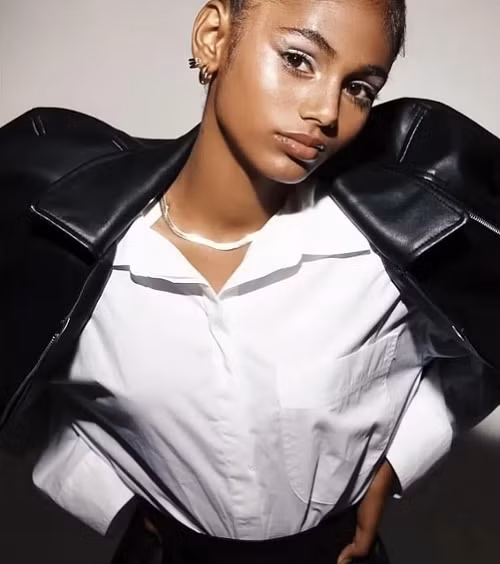 Sở hữu gương mặt nổi bật, vóc dáng thanh mảnh cùng biểu cảm tốt, Maleesha dễ dàng “cân đẹp” mọi thiết kế. Dù không được đào tạo bài bản từ trước, Maleesha vẫn nhanh chóng thích nghi khi bén duyên với nghề người mẫu.