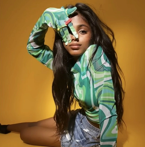 Cô bé rất biết kiểm soát cơ thể và biểu cảm gương mặt mỗi khi khoác lên mình những bộ cánh thời trang. Nhiều người cảm thấy bất ngờ, thán phục khi nhìn ngắm hình ảnh Maleesha như “vịt hóa thiên nga” trên các trang bìa tạp chí.