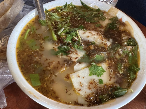 Chất axit tự nhiên trong bụng cá khi hòa tan cùng nước sẽ cho ra vị chua thanh tự nhiên, tạo nên hương vị nồng nàn đậm đà bản sắc ẩm thực vùng núi.