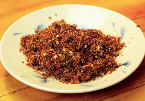 Kiến sau khi rang sẽ được kết hợp với ớt, muối hột, bột ngọt kèm lá then len – một loại lá rừng thường thấy ở vùng Tây Nguyên. Muối kiến vàng có thể bảo quản dùng dần, có vị mặn, ngọt, cay the hòa quyện.