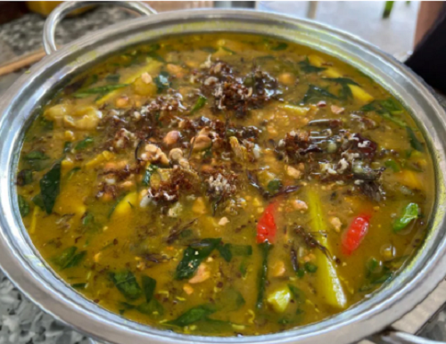 Lẩu kiến vàng. Lẩu kiến vàng là một trong những đặc sản nức tiếng của vùng Bảy Núi (An Giang). Nguyên liệu của lẩu gồm kiến vàng, gà, bò, vịt, mắm bò hóc, lá mắc ca, lá gừng,... Tất cả đều sẵn có ở địa phương.