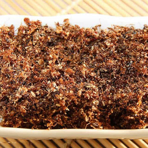 Muối kiến vàng là một trong những đặc sản từ kiến vàng được biết đến nhiều nhất. Kiến vàng được khai thác từ các tổ trên cao, kỳ công loại bỏ bụi bẩn. Công đoạn này cần tỉ mỉ từng chút một, tránh làm dập vùng thân và bụng kiến. Đây là phần chứa nhiều dịch chua nhẹ đặc trưng của kiến vàng.