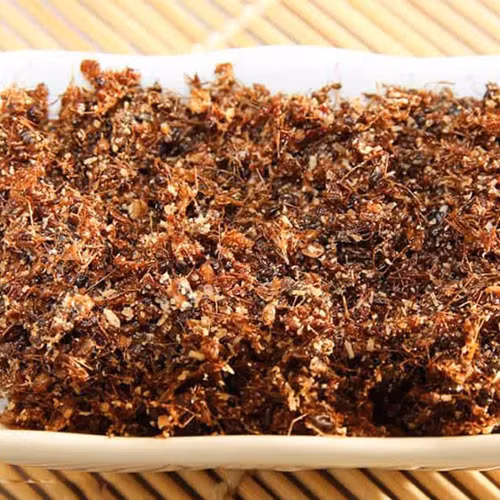 Muối kiến vàng là một trong những đặc sản từ kiến vàng được biết đến nhiều nhất. Kiến vàng được khai thác từ các tổ trên cao, kỳ công loại bỏ bụi bẩn. Công đoạn này cần tỉ mỉ từng chút một, tránh làm dập vùng thân và bụng kiến. Đây là phần chứa nhiều dịch chua nhẹ đặc trưng của kiến vàng.