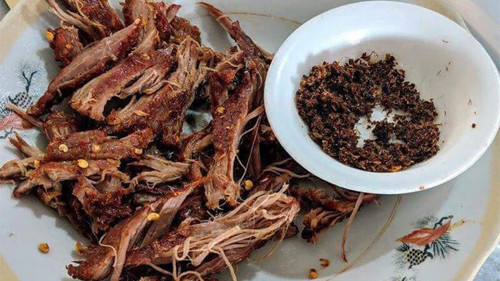 Thật bất ngờ, người ăn phát hiện thịt bò bị kiến vàng cắn mềm ngon, đậm vị hơn nhiều so với thịt bình thường. Từ đó, người dân tận dụng những tổ kiến quanh nhà, dùng một chiếc sào thật cao để treo thịt lên dụ kiến. Đợi đến khi kiến cắn mềm miếng thịt, người ta sẽ tẩm ướp và đem nướng. Vị ngọt của những thớ thịt bò nướng kiến vàng đến những thực khách khó tính nhất cũng bị “thuyết phục” ngay từ miếng cắn đầu tiên.