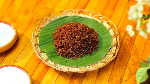 Không những vậy, kiến vàng còn giàu đạm, axit amin hữu ích cho cơ thể. Nhờ đặc tính này, người dân đã sáng tạo ra nhiều món ngon độc lạ từ kiến vàng, ấn tượng khó phai ngay từ lần đầu thưởng thức.