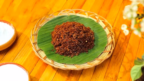 Không những vậy, kiến vàng còn giàu đạm, axit amin hữu ích cho cơ thể. Nhờ đặc tính này, người dân đã sáng tạo ra nhiều món ngon độc lạ từ kiến vàng, ấn tượng khó phai ngay từ lần đầu thưởng thức.