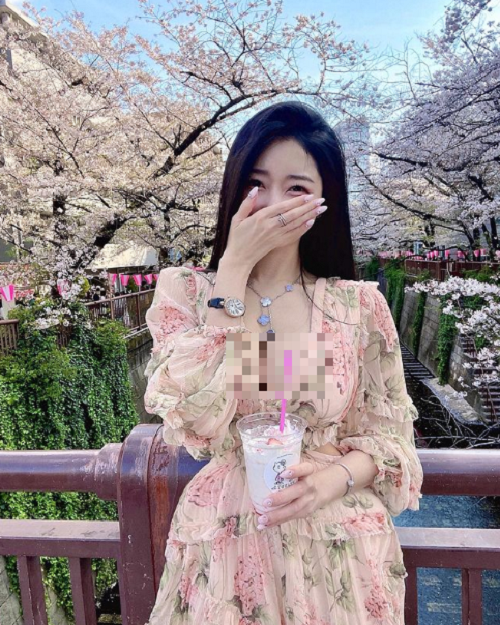 Bất chấp những lời khen chê, mỹ nhân xứ Hàn vẫn gắn bó với phong cách thời trang phóng khoáng. Cô nàng cảm thấy thoải mái khi diện trang phục mình yêu thích.