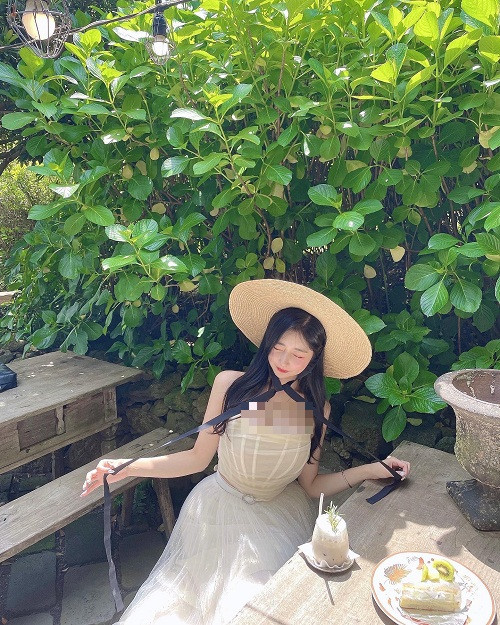 Sở hữu thân hình bao người ao ước, Ange Vivi thường xuyên diện gợi cảm để khoe triệt để sắc vóc trời ban.