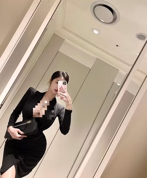 Trong hình, cô nàng diện bộ đầm bodycon tôn dáng. Thiết kế giúp hot girl khoe triệt để đường cong cơ thể. Đặc biệt, thiết kế sideboob tạo điểm nhấn với vòng một căng tràn, cực hút mắt.