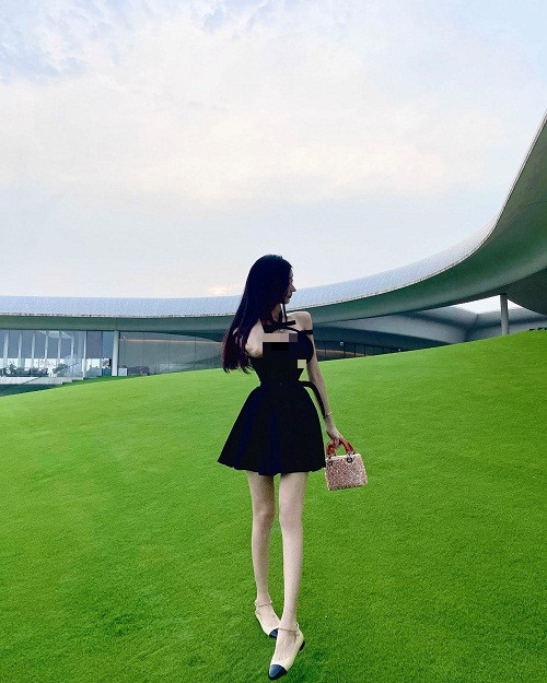 Đây là thiết kế quen thuộc mỗi khi cô nàng chụp ảnh “lên sóng”.