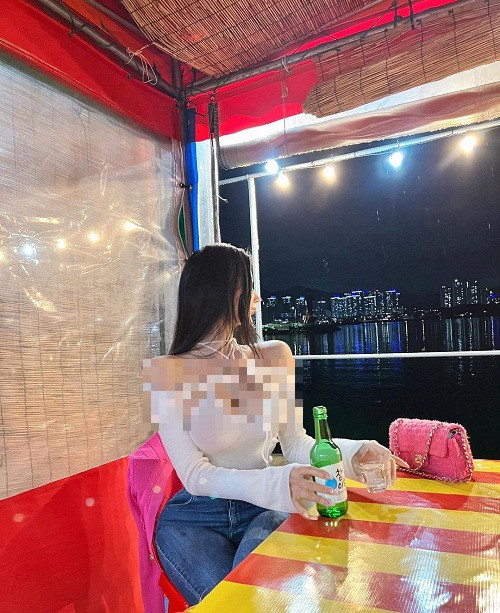 Những chiếc đầm cúp ngực cũng được cô tận dụng tối đa để làm nổi bật vòng 1 nảy nở.