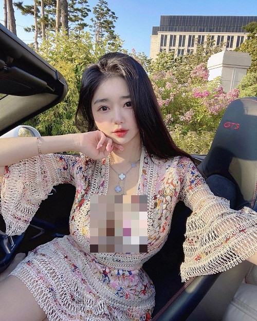 Tận dụng thiết kế sideboob, underbood, mỹ nhân Hàn Quốc không ngại khoe dáng mọi lúc mọi nơi.