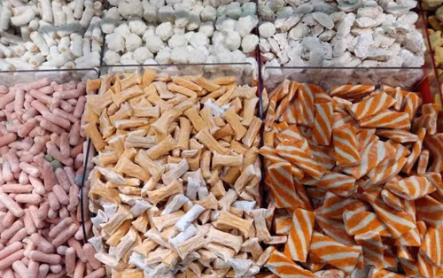 Thịt viên đông lạnh. Bạn nên thận trọng khi mua chả tôm, chả cá, chả mực,... bán ở các chợ dân sinh. Thực phẩm này không chỉ nhiều chất điều vị, chất kết dính, phụ gia, hương liệu, chất bảo quản mà còn khó có thể kiểm chứng được thời gian sản xuất. Không những vậy, chúng được kết hợp từ nhiều nguyên liệu, bạn khó có thể kiểm tra được tỷ lệ từng thành phần bên trong.