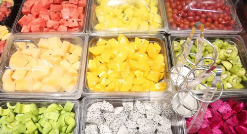 Một lý do khác khiến trái cây đóng hộp thuộc nhóm thực phẩm không nên mua là chúng có thể hao hụt chất dinh dưỡng. Thật vậy, sau khi thái, quả sẽ dễ mất nước, hao hụt dinh dưỡng và thu hút vi khuẩn. Trái cây thái sẵn thường không ghi rõ ngày giờ, người mua có thể chọn phải khay có mùi vị không tốt. Ngoài ra, so sánh về giá thì trái cây thái sẵn thường có giá tương đương hoặc đắt hơn chưa cắt.