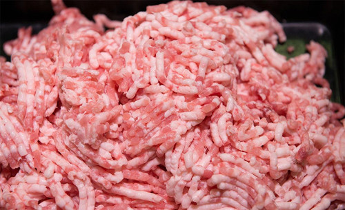 Chọn thịt rồi mới xay là cách để bạn kiểm tra được độ béo, màu sắc, độ tươi và mùi thịt. Trong khi đó, thịt xay sẵn khó có thể phân biệt được những đặc điểm này. Mua thịt xay sẵn còn khiến bạn có thể mua phải thịt ôi, thịt thừa, những phần thịt chủ quán khó bán.