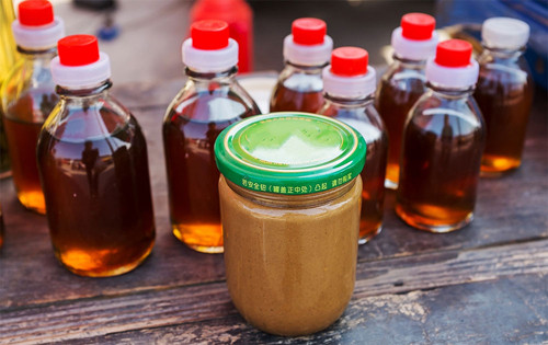  Dầu tự ép. Dầu tự ép là loại dầu được làm thủ công bằng cách sử dụng máy ép để ép các hạt nguyên chất, không qua quá trình tinh luyện. Nhiều chủ quán quảng cáo dầu tự ép thơm ngon, nhiều chất hơn để thu hút người mua.