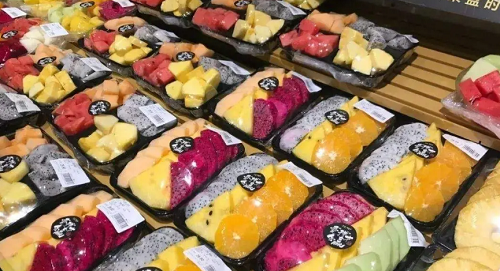 Không chỉ tiết kiệm thời gian, trái cây thái sẵn đóng hộp bày biện hài hòa, màu sắc bắt mắt nên người tiêu dùng cũng thích hơn. Điều đáng bàn, bạn khó có thể kiểm tra chúng có tươi ngon hay không. Nhân viên siêu thị cho biết, họ thường ưu tiên sơ chế những quả dập, héo hoặc có thời gian nhập kho đã lâu. Sau khi bỏ phần hỏng, người mua khó có thể phân biệt độ tươi ngon của chúng.