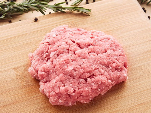 Bên cạnh đó, thịt xay sẵn có khả năng để lâu, bám bụi hoặc mầm bệnh tư người đi chợ ho, hắt hơi khi đi ngang qua. Do thịt đã xay, bạn khó có thể rửa lại lần nữa. Điều này khiến bạn dùng phần thịt không đảm bảo để nấu ăn.