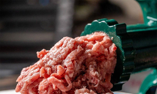  Thịt xay. Nhiều người ngại thái, băm thịt mất thời gian, lựa chọn thịt xay sẵn để nấu ăn. Khi mua loại thịt này, bạn nên chọn phần thịt mình hài lòng rồi nhờ chủ quán xay giúp, không nên chọn thịt xay sẵn.