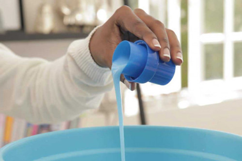 Mặc quần áo bí, mồ hôi tiết ra nhiều hơn, tiếp xúc với vi khuẩn sẽ sinh mùi khó chịu.