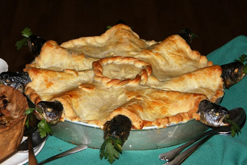 Được biết Stargazy Pie là đặc sản truyền thống của vùng Tây Nam nước Anh. Bánh được làm từ đầu của những chú cá mòi, nhân bánh có trứng và khoai tây xắt nhỏ. Theo truyền thống, bánh được làm đầy phần nhân bằng bột kết hợp một số nguyên liệu rồi đặt đầu cá hướng lên trên.