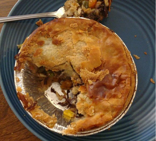 Khi chế biến Flipper Pie, thịt hải cẩu sẽ được phủ bột, áp chảo. Sau đó, chúng được nướng với các rau như hành tây, khoai tây, cà rốt, củ cải và ăn kèm với sốt. Điều đáng bàn, loại bánh độc lạ này gắn liền với công cuộc săn bắn hải cẩu nên bị chỉ trích gay gắt, đặc biệt là các nhóm hoạt động vì quyền động vật.