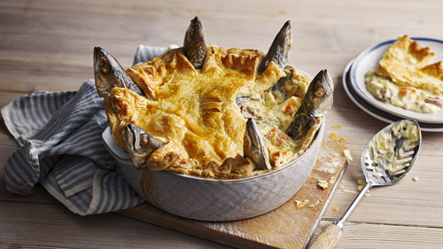  Bánh Stargazy Pie. Stargazy Pie là món bánh độc lạ, cực bổ dưỡng. Vậy nhưng, so với các loại bánh ngọt truyền thống, Stargazy Pie có hình thức khá “dọa người” khi bánh được bày biện với phần đầu cá mòi hướng lên trên, đôi mắt như nhìn chằm chằm vào thực khách. (Ảnh: Oddee, minh họa)