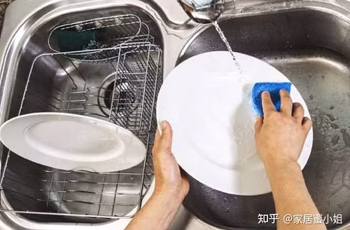  Làm sạch bộ đồ ăn. Muốn rửa sạch vết dầu mỡ không cần nước rửa bát, bạn có thể tận dụng trà xanh để ngâm qua đêm. Polyphenol trong trà xanh có thể hòa tan vết dầu dễ dàng. Đồng thời, trà xanh cũng góp phần khử mùi hiệu quả.