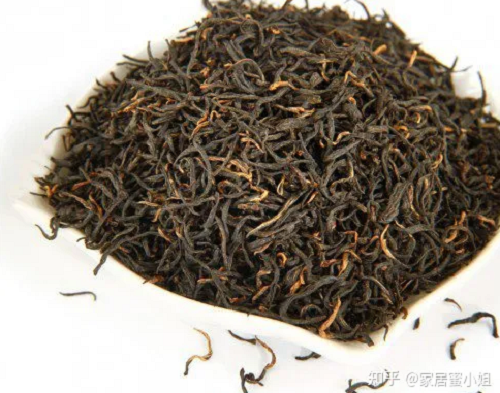  Khử mùi giày. Giày đi lâu ngày dễ sinh mùi khó chịu. Thay vì lạm dụng hóa chất, bạn có thể dùng bã trà phơi khô. Khi thực hiện, bạn lấy miếng gạc bọc bã trà rồi đặt vào giày. Bã trà khô giúp khử mùi, hút ẩm cực tốt, góp phần ngăn ngừa nấm mốc.