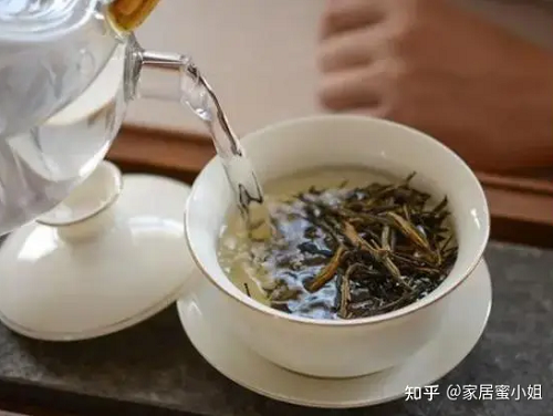 Trà để qua đêm không tốt cho sức khỏe. Tuy nhiên, thay vì đổ đi, bạn nên tham khảo tận dụng trà thừa trong các tình huống dưới đây.