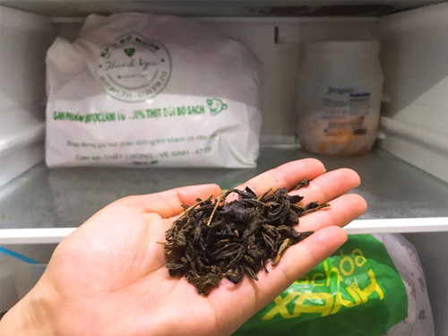  Khử mùi tủ lạnh. Tủ lạnh dùng lâu dễ ám mùi. Để khử mùi, bạn có thể tận dụng bã trà phơi khô cho vào túi vải nhỏ, đặt góc tủ lạnh. Cách khử mùi tự nhiên này không chỉ tiết kiệm mà còn ngăn ngừa ảnh hưởng đến chất lượng thực phẩm bảo quản bên trong.