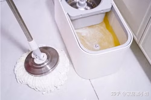  Khử mùi dụng cụ lau nhà. Dụng cụ lau nhà thường xuyên tiếp xúc với bụi bẩn, độ ẩm cao nên dễ sinh mùi hôi, vi khuẩn phát triển mạnh. Dùng chúng lau nhà sẽ khiến nền nhà có mùi tanh rất khó chịu, không tốt cho sức khỏe. Để cải thiện, bạn có thể dùng nước trà ngâm chúng qua đêm, giặt sạch rồi phơi khô. Cách làm sạch này an toàn, hiệu quả không kém các sản phẩm tẩy rửa mạnh.