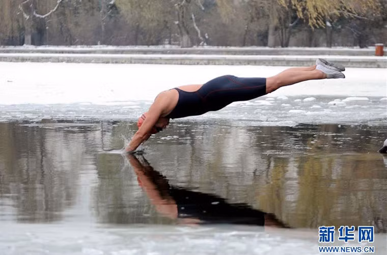 Bất chấp tiết trời lạnh giá và nhiệt độ ở hồ nước có thể chạm ngưỡng dưới 0 độ C, nhưng môn bơi giữa hồ nước đóng băng vẫn thu hút nhiều người tham gia.