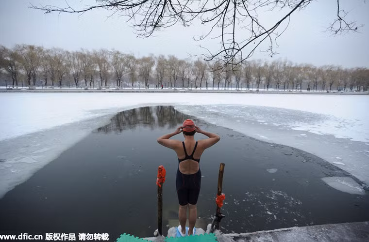 Cảnh quan một góc hồ nước phục vụ cho những người tới đây bơi.