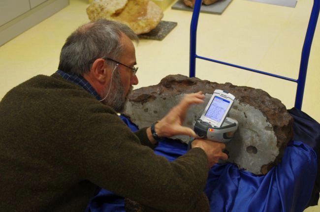 Tuy nhiên, điều gây ngạc nhiên là vật liệu của con dao găm này không chỉ đến từ trái đất, mà còn từ "vàng" của người ngoài hành tinh. Những nguồn vật liệu này được cho là có gốc từ thiên thạch và sao chổi, và nói chung được tìm thấy trên các hành tinh khác nhau.