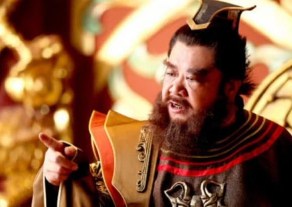 Từ "lợn" mà Viên Thiên Cang nhắc đến trong lời tiên đoán trên thực chất không phải nhắc về động vật, thay vào đó là ám chỉ một người mang họ Chu. Từ "lợn" và từ Chu đồng âm với nhau. Do đó, thoạt đầu ai nghe đều hiểu rằng đó là "lợn biết trèo cây".