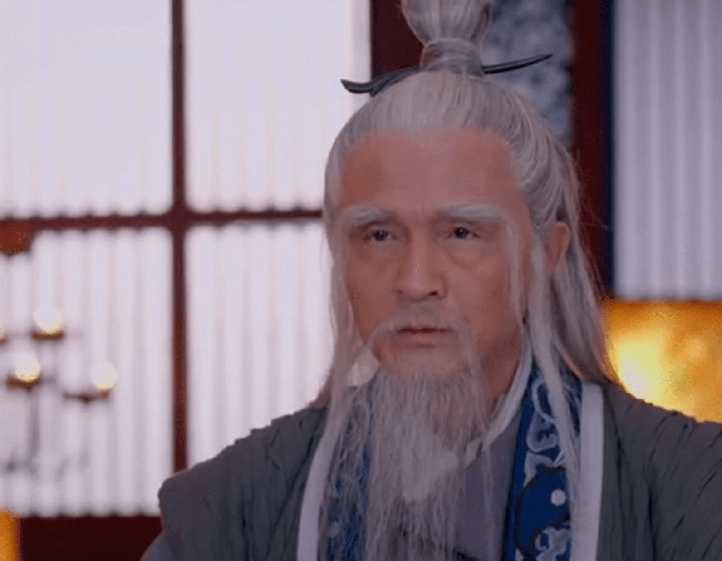 Sau khi nghe những lời như vậy, Viên Thiên Cang cũng sửng sốt một chút, sau đó cũng có chút sợ hãi, rốt cuộc “hỏi về vận may của đất nước” luôn là điều cấm kỵ, một câu trả lời không phù hợp có thể sẽ dẫn đến thảm họa.