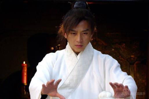 Minh Giáo có các đệ tử giỏi võ công như Tạ Tốn, Dương Tiêu, Phạm Dao, Ân Thiên Chính, Vi Nhất Tiếu, Ân Tố Tố- mẹ ruột của Trương Vô Kỵ… Tuy bề ngoài nhìn họ rất độc ác, nhưng trong thâm tâm họ lại thích giúp đỡ kẻ yếu thế.