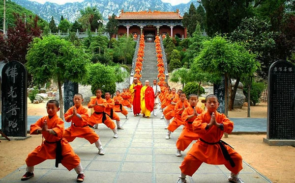 Trong lịch sử, Thiếu Lâm là một danh môn đại phái có tầm ảnh hưởng không hề kém cạnh so với tiểu thuyết Kim Dung. Tuy nhiên hình tượng của vị Bồ Đề Đạt Ma không được phóng đại, và cũng không hẳn là "ông tổ của võ học Trung Quốc" như Kim Dung mô tả.