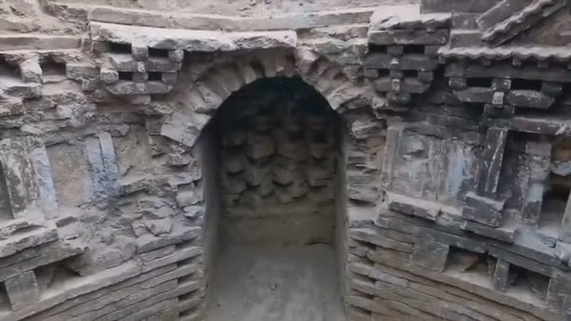 Tuy nhiên, người dân không dám đến gần nó bởi họ tin rằng trên núi còn có một con rắn khổng lồ đã sống qua nhiều đời để bảo vệ lăng mộ không bị người ngoài xâm phạm. (Ảnh minh họa)