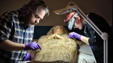 Theo một số nguồn tin, Amentet thường được vẽ trên các ngôi mộ để chào đón người quá cố sang thế giới bên kia.