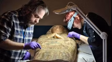 Theo một số nguồn tin, Amentet thường được vẽ trên các ngôi mộ để chào đón người quá cố sang thế giới bên kia.