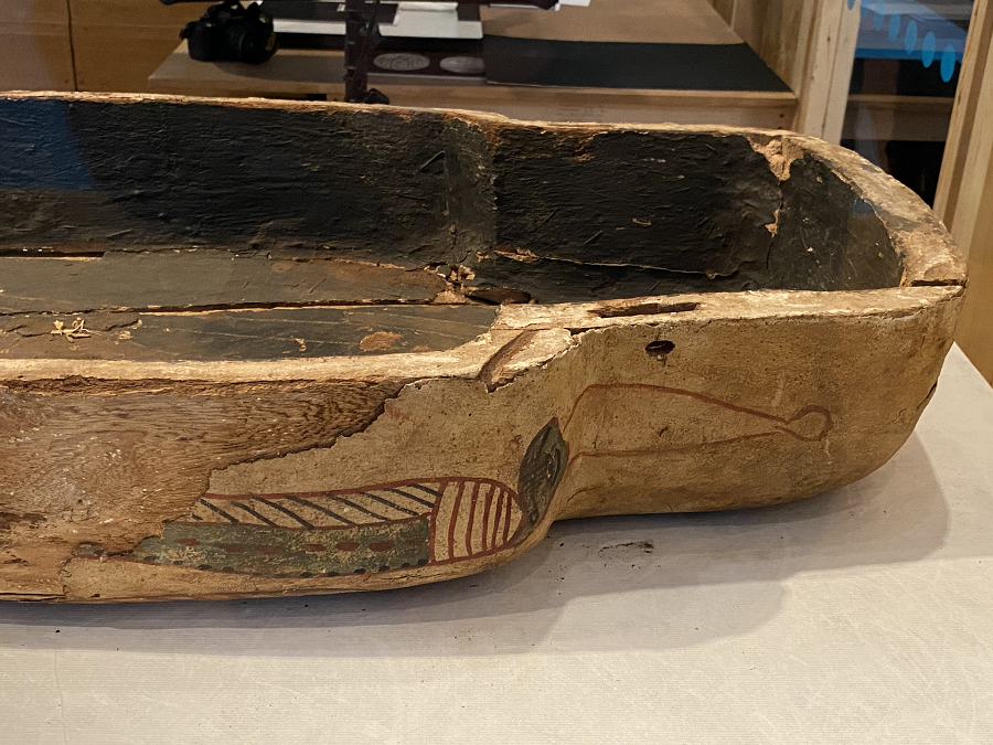 Amentet là nhân vật xuất hiện trong thần thoại Ai Cập. Bà là vị thần đại diện cho cái chết và bờ tây sông Nile. Truyền thuyết kể rằng thần Amentet đội trên đầu con chim ưng với một cọng lông. Hình ảnh của Amentet thường xuất hiện trên các quan tài, lăng mộ, với quan niệm bảo vệ người đã khuất.