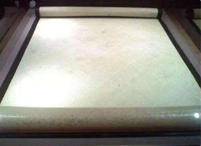 Vào những năm 70, các nhân viên trong bảo tàng Cố Cung ở Bắc Kinh đã có một phát hiện vô cùng bất ngờ. Trong quá trình kiểm kê lại các bộ sưu tập cổ vật chưa được khám phá, các nhân viên đã vô tình tìm thấy một chiếc chiếu ngà voi.