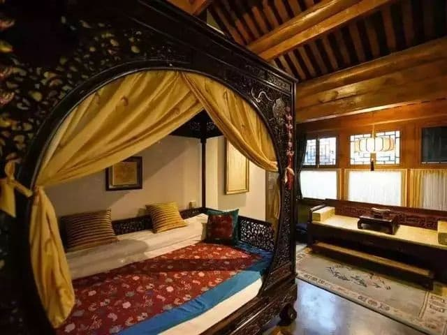 Chiếu ngà voi là một trong những biểu tượng của sự giàu có, quý phái của hoàng cung Trung Quốc xưa. Chiếu ngà voi được sử dụng để trang trí hoàng cung như là 1 phần của trang phục Hoàng đế vào những dịp lễ Tết, các sự kiện chính trị hay chỉ đơn giản là làm cho phòng ngủ của các hoàng đế thêm sang trọng.