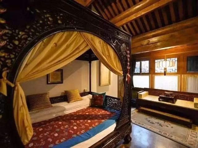 Chiếu ngà voi là một trong những biểu tượng của sự giàu có, quý phái của hoàng cung Trung Quốc xưa. Chiếu ngà voi được sử dụng để trang trí hoàng cung như là 1 phần của trang phục Hoàng đế vào những dịp lễ Tết, các sự kiện chính trị hay chỉ đơn giản là làm cho phòng ngủ của các hoàng đế thêm sang trọng.